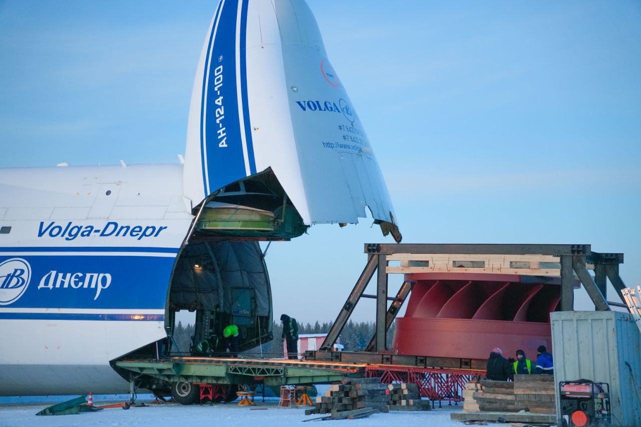 На Братской ГЭС завершается модернизация гидротурбин На Братскую ГЭС доставлено последнее 18 е новое рабочее колесо гидротурбина гидроагрегата Таким образом завершается модернизация основного оборудования предприятия проводимая российским энергохолдингом Эн по программе Новая энергия По словам специалистов после замены гидроагрегата КПД станции увеличится на 5 при сохранении прежнего уровня водности Новая деталь имеет весьма внушительный вес 73 тонны В Братск ее доставили с помощью грузового самолета Руслан Важно что данный агрегат разработан российскими инженерами и произведен на отечественном машиностроительном предприятии Мы завершаем масштабное техническое перевооружение теперь на всех 18 агрегатах стоят современные лопастные системы отметил директор Эн Гидро Сергей Кузнецов Фактически станция будет пересобрана заново КПД вырастет на 5 Это позволит максимально бережно использовать ресурс Ангары и получать дополнительную выработку электроэнергии при тех же объемах воды что и раньше Финал очередного этапа модернизации совпадает с юбилеем ГЭС в этом году Братской ГЭС исполняется 65 лет Оборудование по программе Новая энергия обновляется не только на Братской но и на Красноярской Иркутской и Усть Илимской ГЭС общий объем инвестиций составляет более 21 миллиарда рублей Фото предоставлено Эн