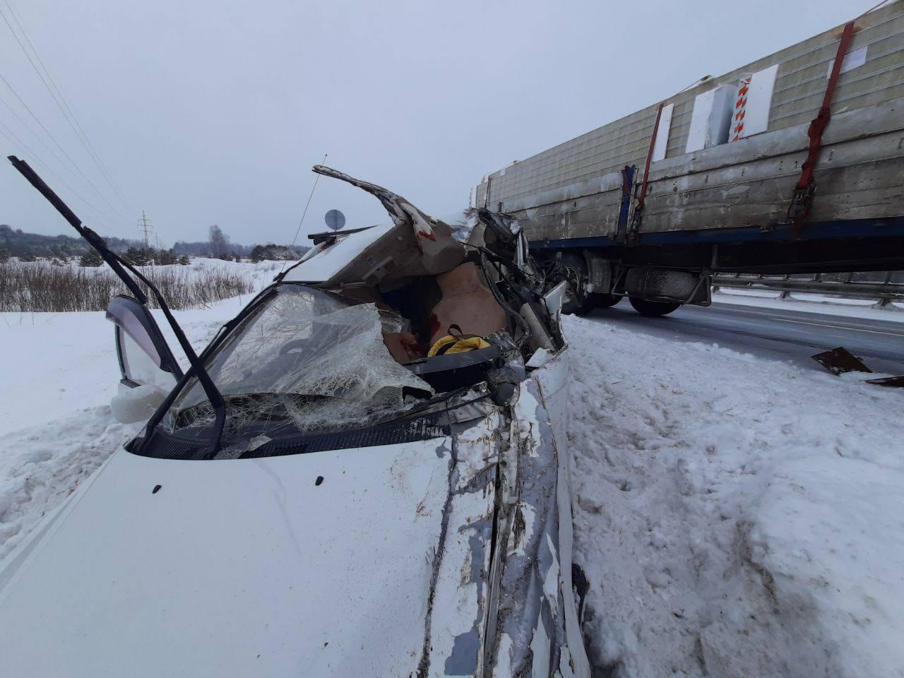 На трассах Красноярского края за день произошло пять аварий. Один человек погиб.  За 11 января на загородных трассах Красноярского края произошло пять ДТП, в которых один человек погиб и шестеро пострадало. Как сообщили в краевой полиции, ситуацию на дорогах края осложнило резкое потепление.  В одном из ДТП погибла 52-летняя пассажирка, а 6-летный пассажир авто пострадал.