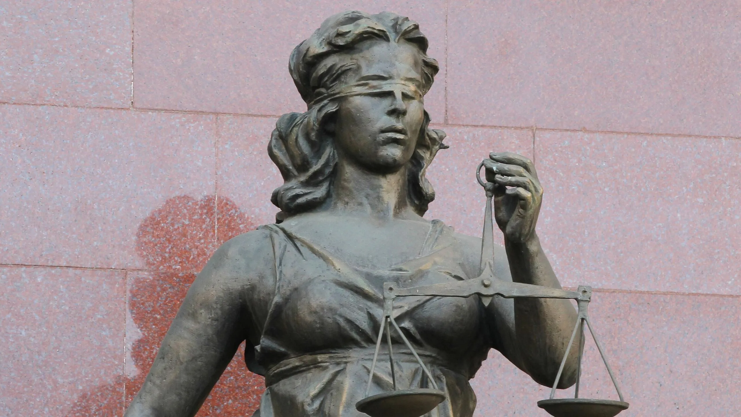 Жителю Омской области грозит пожизненное заключение по обвинению в убийстве малолетнего пасынка и истязания его трехлетних сестер сообщили в пресс службе региональной прокуратуры Следователи выяснили что с марта по апрель 2025 года 34 летний житель Москаленского района Омской области выпивал и избивал детей своей сожительницы Пока беременная женщина находилась в больнице он истязал ее сына и двух ее трехлетних дочерей у одной из которых врачи зафиксировали перелом позвонков Шестого апреля мужчина разозлившись на 4 летнего пасынка по малозначительному поводу нанес ему множественные телесные повреждения отчего ребенок скончался на месте сообщили в пресс службе