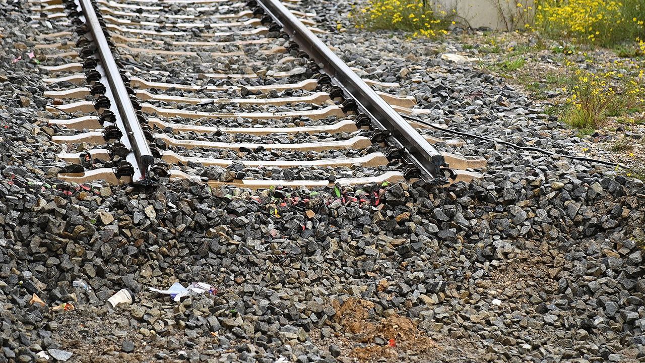 В Латвии хотят разобрать железную дорогу на границе с Россией По словам президента страны Эдгарса Ринкевичса до конца года кабмин и армия подготовят анализ как и в каких масштабах можно демонтировать инфраструктуру на восточной границе Параллельно Рига обсуждает вопрос с Литвой и Эстонией Ринкевичс заявил что не может исключать ни один из вариантов укрепления национальной обороны и безопасности однако принимать решение нужно лишь после определения сроков и объема работ а также оценки социально экономических аспектов Ранее премьер министр Эвика Силиня сообщила что вопрос демонтажа путей уже обсуждался на закрытом совещании правительства Инициатор армия Премьер добавила что пока никаких сроков не установлено PROtransport