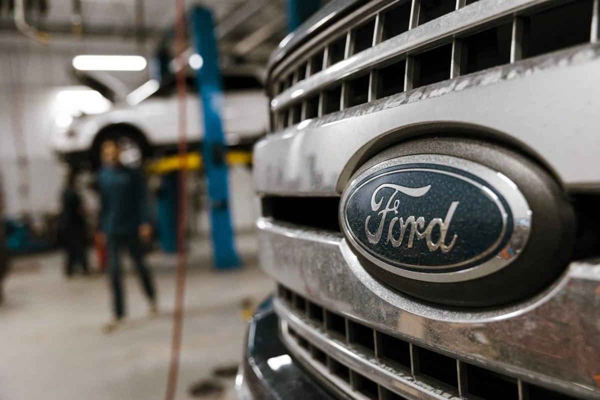 Ford совершит разворот в сторону гибридных и бензиновых моделей на фоне падения спроса на электромобили Компания откажется от некоторых моделей электромобилей и зафиксирует списания на сумму 19 5 млрд основная часть которых придётся на 2026 год