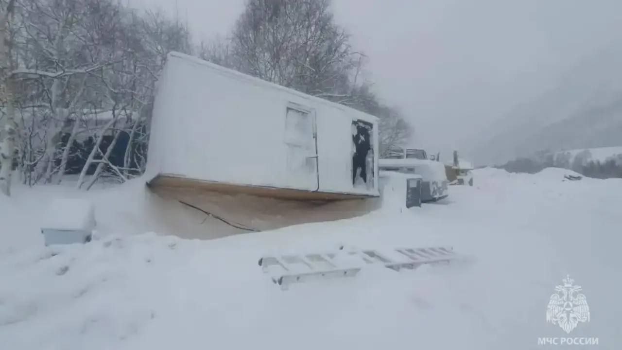 Лавина сошла сегодня утром с северного склона Чегета По данным МЧС лавина сошла между поляной Азау и Терсколом за пределы лавиноудерживающих устройств она не вышла Ударная волна дошла до территории нижней стоянки для спецтехники В результате одного мужчину для осмотра отправили медикам от дальнейшей медицинской помощи он отказался   t me observer07kbr