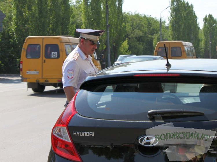В Волжском ГАИ проверит водителей на трезвость и другие нарушения ПДД Сегодня, 30 мая, на дорогах Волжского состоится традиционный пятничный рейд Госавтоинспекции. Как сообщили Волжский.ру в ГАИ города Волжского, массовые проверки автомобилистов пройдут на городских магистралях с 19.00 до 1.00 часа. В зоне самого пристального внимания окажутся нарушители, севшие за руль после употребления алкоголя. Также от ответственности не уйдут и другие нарушители ПДД. Отметим, по итогам прошлого рейда в Волжском было выявлено 10 нарушителей, 7 из которых привлечены к ответственности за тонировку. Один водитель управлял автомобилем, не имея водительского удостоверения, еще один сел за руль, будучи ранее лишенным прав. Подробнее на Волжский.ру: