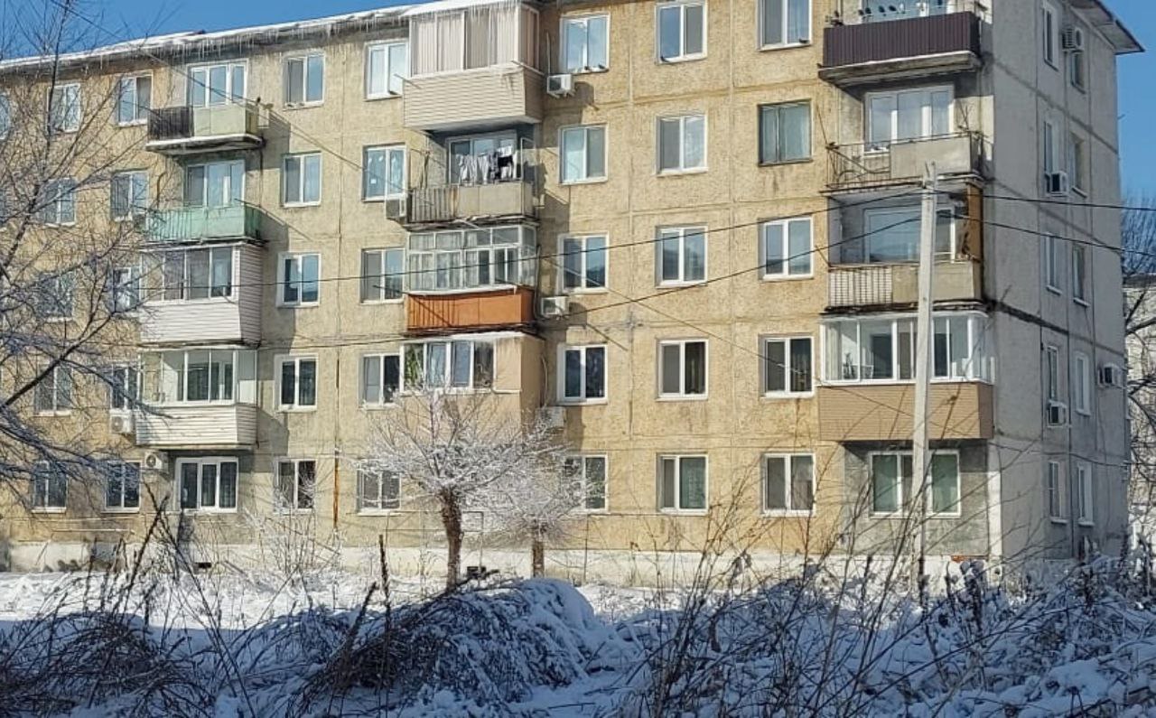 В Спасске Дальнем вынесли приговор хозяйке квартиры которая забила кота сковородкой Жуткая история случившаяся в Спасске Дальнем закончилась в суде Местная жительница сдававшая квартиру в аренду получила наказание за жестокую расправу над животным Всё началось с конфликта со съёмщиком жилья женщина пришла проверить квартиру и осталась недовольна квартирант завел рыжего кота от которого в комнате появился запах а обои оказались подраны Хозяйка потребовала либо съехать либо убрать животное В итоге квартирант ушел а кот остался в квартире Дальнейшие события шокировали соседей Очевидцы вызвали полицию и рассказали что видели как на балконе женщина несколько раз ударила кота по голове сковородкой а после хладнокровно выбросила его из окна Тело замученного животного с раздробленным черепом нашли под домом Сама женщина вину не признавала Она уверяла что кот вел себя агрессивно а соседи её просто оговаривают По её версии ей пришлось выкинуть агрессивного кота и он жив и здоров а погибшее животное под окнами просто какой то похожий бродячий кот Суд в эти оправдания не поверил За жестокое обращение с животными ст 245 УК РФ горожанке назначили 300 часов обязательных работ Она пыталась обжаловать приговор но Спасский районный суд оставил решение в силе Хотите поделиться новостью Написать в Приморье Онлайн