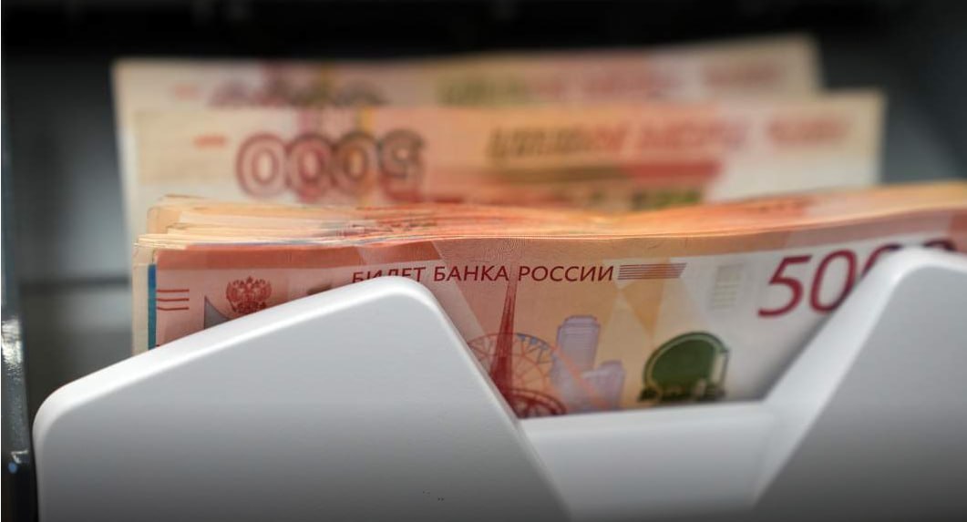 В следующем году рост экономики может остановиться а в худшем случае пойти на спад Это возможно при сохранении высокой ключевой низких мировых цен на сырье и переукрепленного рубля прогнозирует эксперт Центра макроэкономического анализа и краткосрочного прогнозирования Дмитрий Белоусов в последнем мониторинге инфляции Дополнительное давление способно оказать и сокращение бюджетных вливаний В таких условиях бизнес столкнется со снижением спроса ухудшением инвестиционных возможностей и ухудшением качества банковских активов При этом эксперты говорят что российская экономика входит в период более сдержанной динамики не из за слабости ее сознательно переводят в более устойчивый режим Минэк ожидает рост ВВП на 1 3 jkinvest news jkinvest