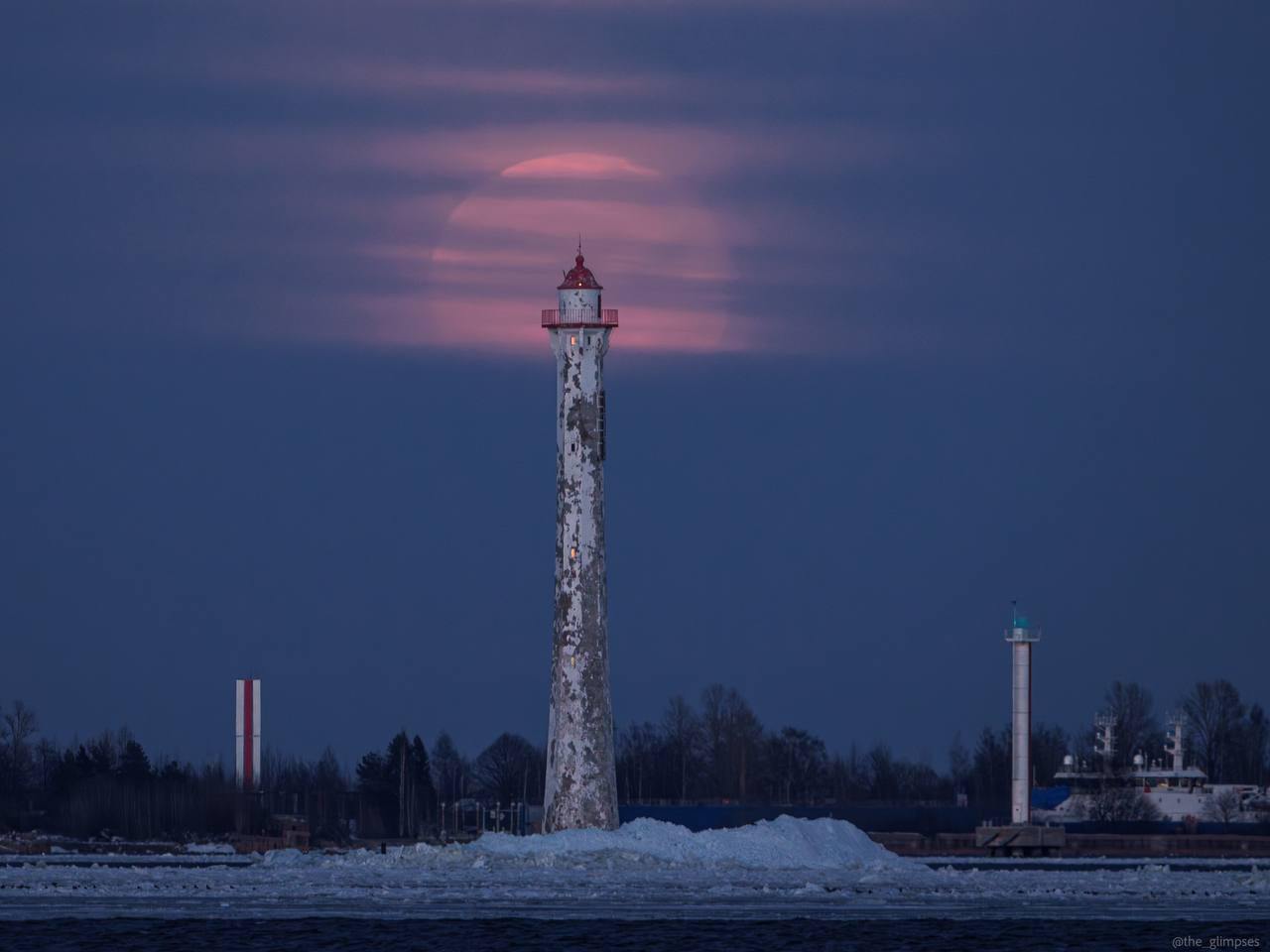 Безумно красивую Тигровую Луну заметили в Кронштадте.    Эй, Питер!