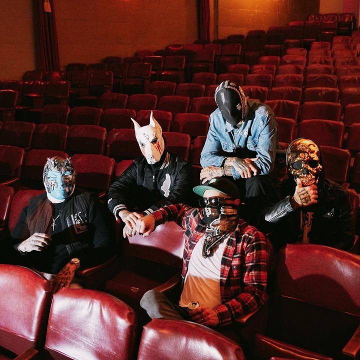 Hollywood Undead приедет в Россию с концертами в 2026 году СМИ Концерты должны пройти в конце мая в Москве и Питере Билеты будут продавать уже с 16 октября Присылайте нам новости через VTPnewsbot и вас услышат Подписаться на канал Мы в МАХ