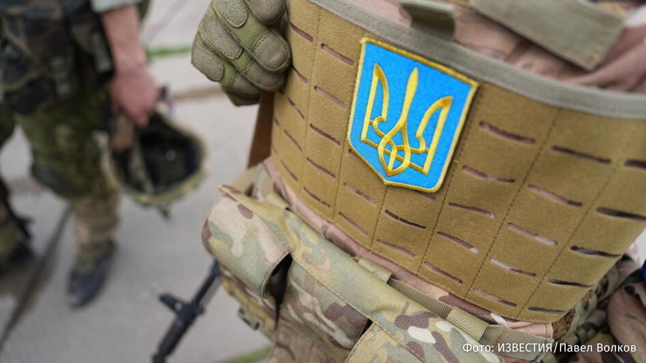 Учеба больше не щит на Украине могут отменить отсрочку от мобилизации для поступающих в вуз и учреждения профобразования мужчин старше 25 лет Об этом заявил глава комитета Рады по вопросам образования Сергей Бабак Это достаточно радикально но это нужно делать если мы говорим о безопасности нашей страны сказал он в интервью украинским СМИ Согласно инициативе право на образование не ограничено однако мужчины в возрасте 25 лет и старше не смогут получить отсрочку от мобилизации если поступают на обучение Законопроект уже готов ко второму чтению Бабак отметил что до 2022 года в системе высшего и профессионального образования в среднем обучались около 30 тыс мужчин старше 25 лет По состоянию на 1 сентября 2025 года их число выросло примерно в 8 5 раза до 250 тыс Он также добавил что в результате проверок госслужбы качества образования были отчислены почти 50 тыс человек которые лишь формально числились в учебных заведениях IZ RU в Telegram в MAX