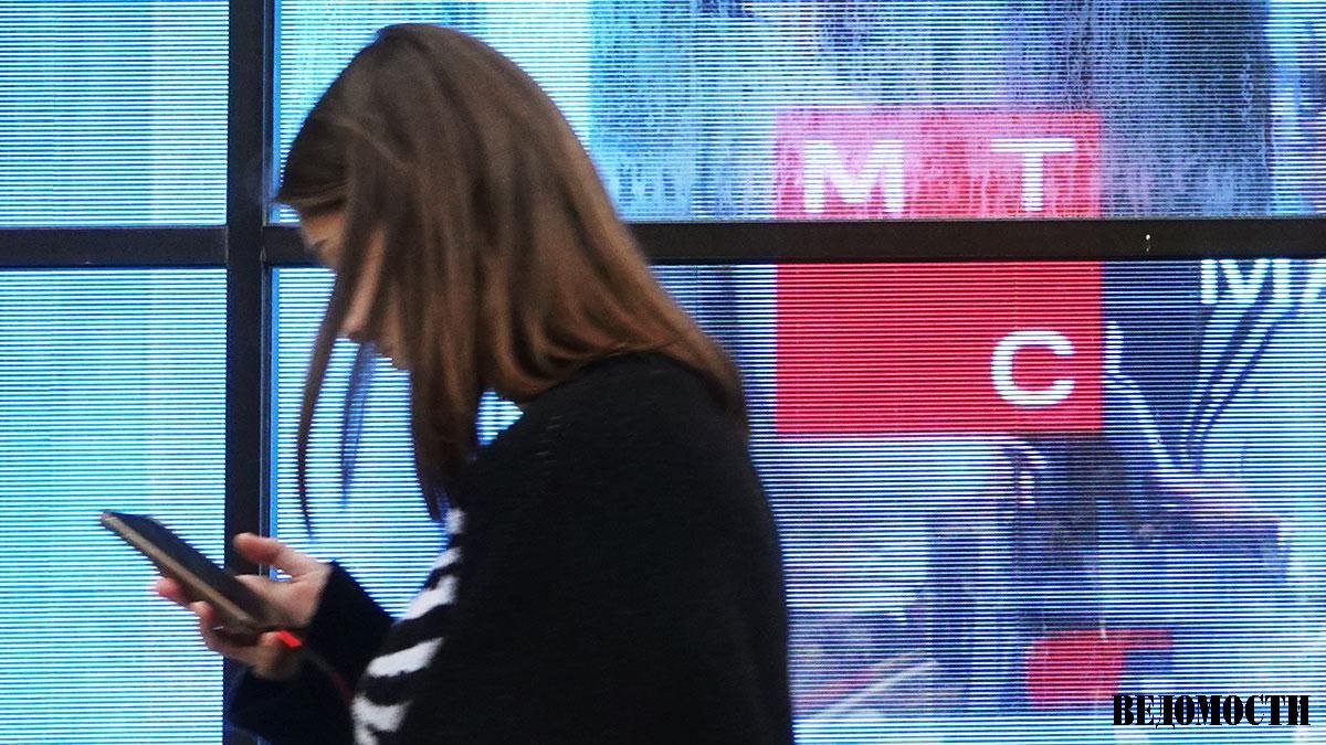 МТС добавила ИИ ассистентов в молодежный тариф Пользователям тарифа Риил стали доступны различные сценарии взаимодействия с нейросетью от рекомендаций фильмов книг и ресторанов до неформального общения В пакет включены два специализированных ассистента ИИ тренер который формирует персональные программы тренировок и ИИ стилист помогающий подбирать образы В МТС пояснили что новый формат позволяет абонентам пользоваться ИИ через готовые сценарии без необходимости писать запросы вручную Подробнее в материале Ведомости Инновации и технологии