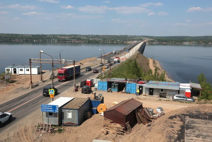 Краевые власти продлили сроки проектирования и строительства нового моста через Чусовую Срок проектирования, строительства и реконструкции двух участков автомобильной дороги Пермь — Березники, осуществляемых в рамках концессионного соглашения, увеличен с 52 до 92 месяцев. Это следует из постановления краевого правительства от 15 января 2025 года. Первым на это обратил внимание «Новый компаньон». Продление сроков касается участка на Восточном обходе Перми и на мостовом переходе через Чусовую в Перми.