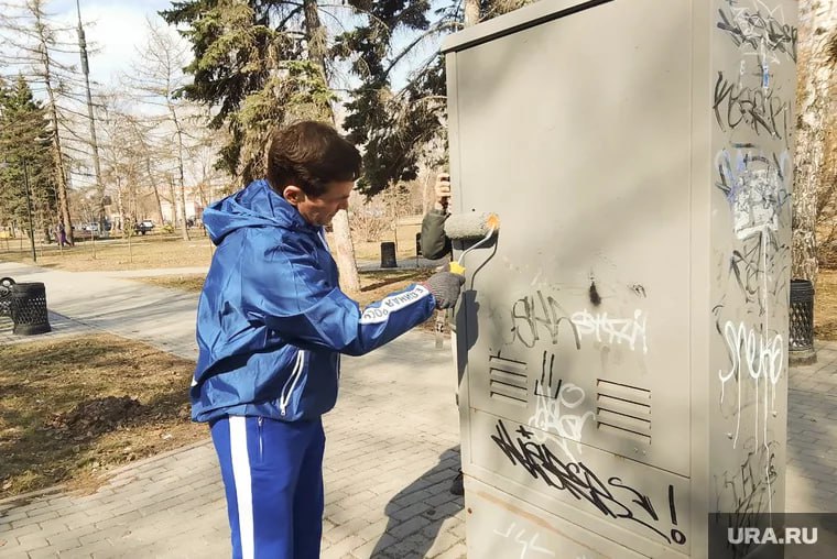 В мэрии потребовали за сутки удалять объявления о наркотиках  Глава города подчеркнул, что удаление подобных надписей должны проводиться в течение суток с момента обнаружения — Такие надписи появляются часто, однако необходим жесткий контроль со стороны ответственных структур.   Для борьбы с наркошопами собираются привлекать ответственных за содержание многоквартирных домов.