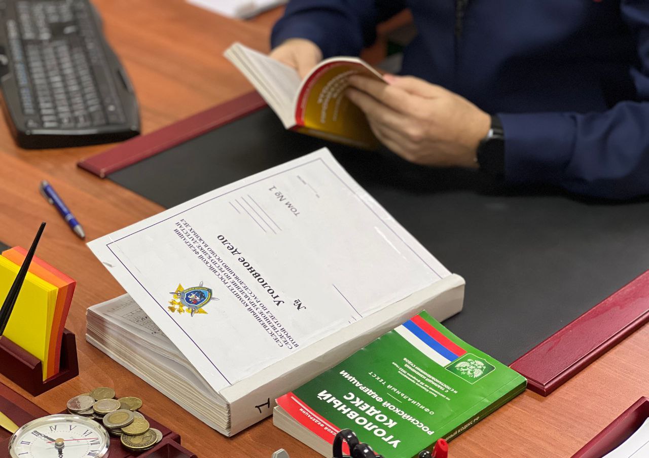 Следователи завершили расследование уголовного дела по обвинению в мошенничестве членов преступного сообщества Первым отделом по расследованию особо важных дел СУ СК России по Республике Дагестан завершено расследование уголовного дела по обвинению 9 местных жителей в мошенничестве в составе преступного сообщества ч. 3 ст. 210 и ч. 4 ст. 159.5 УК РФ . Следствием установлено, что обвиняемые действуя в составе преступного сообщества, в период с 2018 по 2023 годы на территории Республики Дагестан и Краснодарского края, путем инсценировки дорожно-транспортных происшествий с использованием автомобилей, на основании собранных сфальсифицированных материалов незаконно получили от страховых компаний денежные средства на общую сумму более 56 млн рублей. В ходе предварительного следствии, с целью возмещения причиненного ущерба наложен арест на имущество обвиняемых. В настоящее время предварительное следствие окончено. Уголовное дело направлено прокурору для утверждения обвинительного заключения.