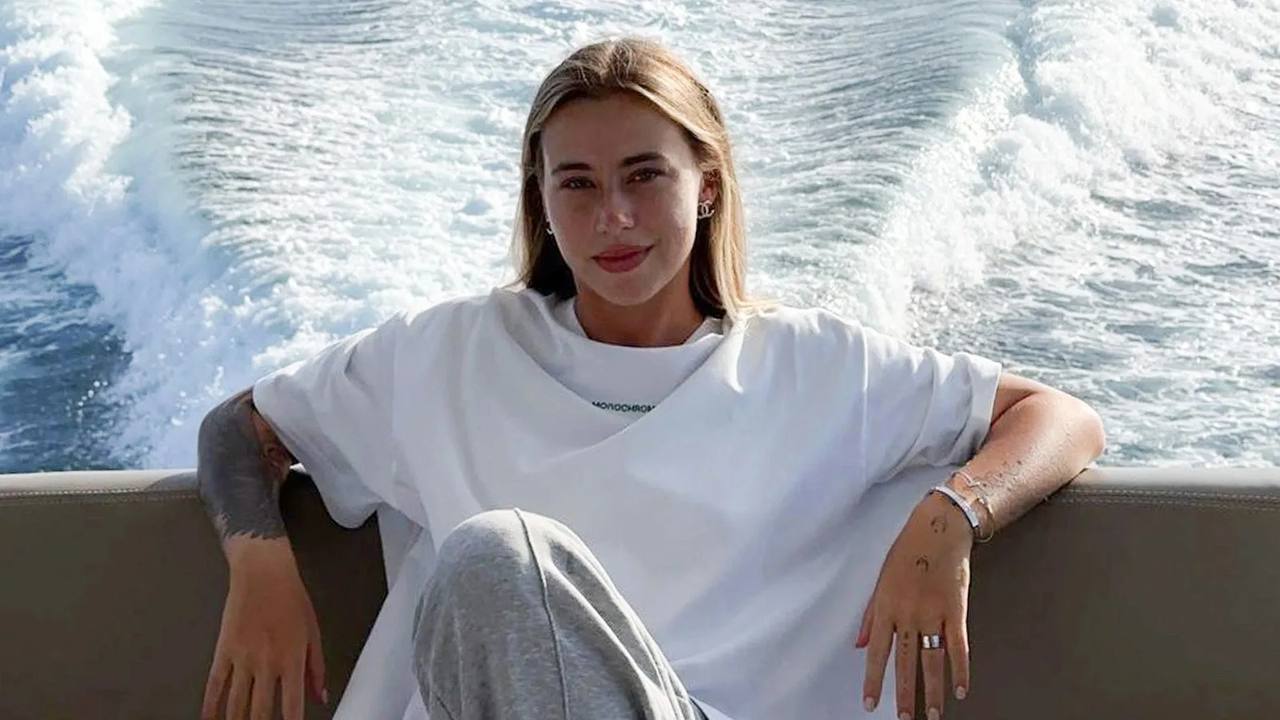 Блогер миллионник Александра Митрошина подала заявление о банкротстве Заявление поступило в Арбитражный суд Москвы Митрошину задержали в марте в аэропорту Сочи Ей предъявили обвинение в отмывании 127 млн рублей Сейчас Митрошина под домашним арестом Подписаться Прислать новость