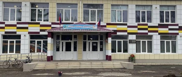 Бондаревской гимназии и ясли-саде «Надежда» в Курячевке начали активную стадию капремонта Подрядчик из Ивановской области уже заказал необходимые материалы: бетон, арматуру, оборудование для канализации. После завершения демонтажных работ в детсаду сейчас рабочие подсыпают, выравнивают и готовят полы к заливке. «В Бондаревской гимназии уже выставили лаги, проводим монтаж полов. Так что уже началась активная стадия восстановления образовательных учреждений Марковского муниципального округа, над которым шефствует Ивановская область», — отметил представитель подрядчика.