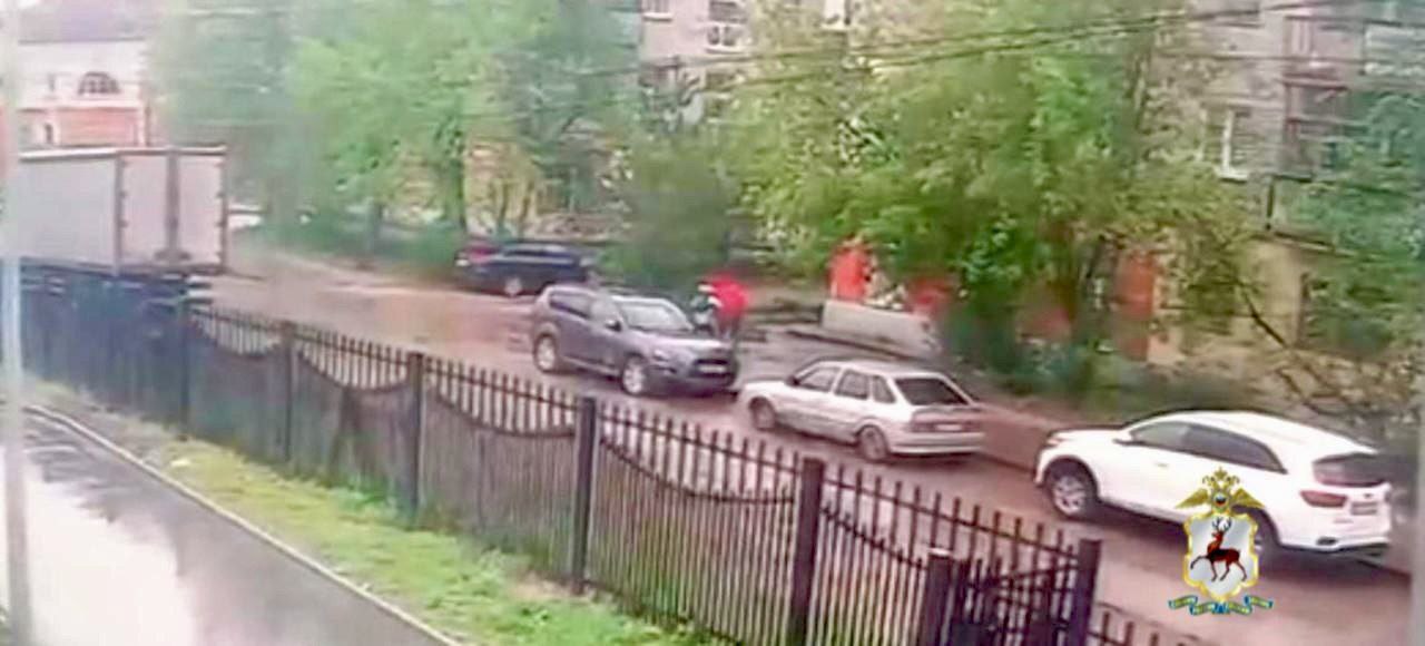 Гражданин, пытавшийся совершить противоправные действия в отношении несовершеннолетней в Канавинском районе Нижнего Новгорода задержан оперативными сотрудниками УМВД России по г. Н.Новгороду. В настоящее время мужчина доставлен в ОП № 2 УМВД России по г. Нижнему Новгороду для установления всех причин произошедшего. Полицейские проводят необходимые проверочные мероприятия, устанавливаются все обстоятельства произошедшего. Источник- тг-канал Полиция Нижнего Новгорода.
