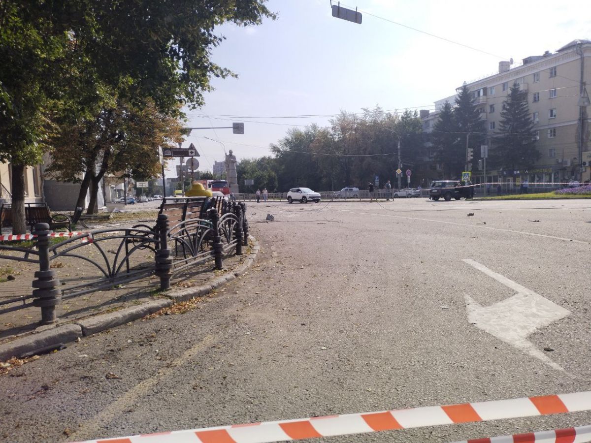 Воронежцам показали, как выглядит центр столицы Черноземья после атаки БПЛА Пострадавший в результате атаки дом расположен на Кольцовской улице. От попадания беспилотника в здании выбило стекла. Пострадали в том числе и витрины местных магазинов, аптек и других социальных учреждений. Сейчас на месте падения БПЛА ведутся работы, территория ограждена сигнальной лентой в целях безопасности. ↗ Прислать новость Подписаться