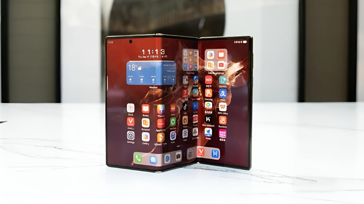 Когда складываемый втрое Huawei Mate XT выйдет на мировой рынок?  Android Authority, ссылаясь на свои источники, пишет, что глобальный запуск первой в мире серийной «трикладушки» состоится уже скоро — в первом квартале 2025 года.  Цена между китайской и глобальной версиями при этом может отличаться — глобальная ожидается даже дороже.  В Китае Mate XT доступен от 19 999 юаней  ~262 000 рублей .  rozetked.me/news/35262