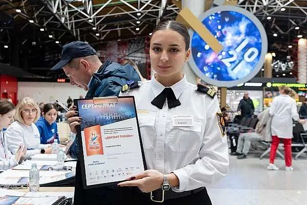 Диктант Победы объединил в Шереметьево знатоков ратной истории Отечества 24 апреля 2026 года Международный аэропорт Шереметьево традиционно принял участие в международной просветительско патриотической акции Диктант Победы посвященной Победе в Великой Отечественной войне Общенациональное патриотическое событие организовал оргкомитет Наша Победа партии Единая Россия совместно с Российским историческим обществом Российским военно историческим обществом и волонтерами Об этом сообщает AVIA RU Диктант Победы прошел в Терминале В к акции могли присоединиться все желающие В этот день 86 участников акции пассажиры и гости аэропорта общественные деятели курсанты Колледжа полиции Москвы пилоты и представители ключевых аэропортовых профессий смогли проверить свои знания по истории Великой Отечественной войны и соприкоснуться с героическим прошлым нашей Родины aviaru net n295015 Оставайся в информационном потоке подпишись на наш канал в MAX