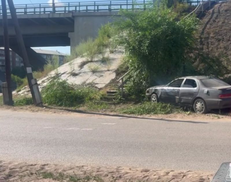 В Улан-Удэ арестовали водителя, задавившего мужчину Советский райсуд Улан-Удэ удовлетворил ходатайство следствия и взял под стражу мужчину, который устроил смертельное ДТП, а после сбежал. Однако вскоре его задержали сотрудники полиции. Выяснилось, что в момент наезда парень был пьян и, к тому же, не имел водительских прав. #Бурятия Номер один