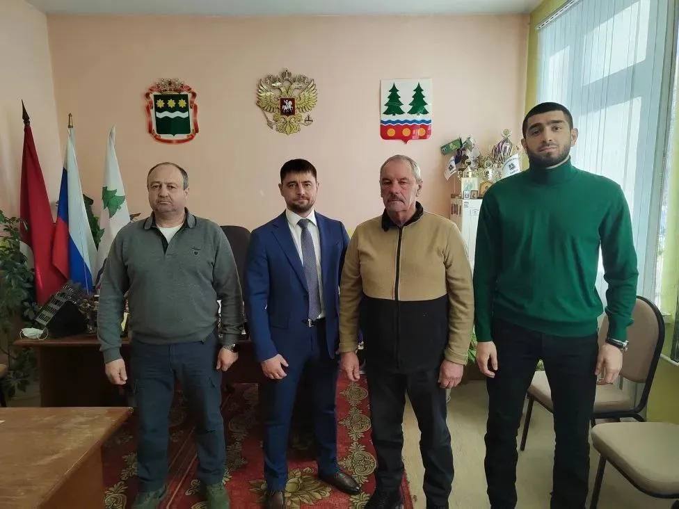 Первые тренеры устроились на работу в Приамурье по госпрограмме Спортивные профессионалы будут работать в Мазановском округе городе Циолковский и поселке Прогресс Первые Земские тренеры приступили к работе в Амурской области В рамках программы до конца года они получат от государства единовременные денежные выплаты в размере двух миллионов рублей По условиям контрактов наставники должны отработать в регионе не менее пяти лет Подробнее