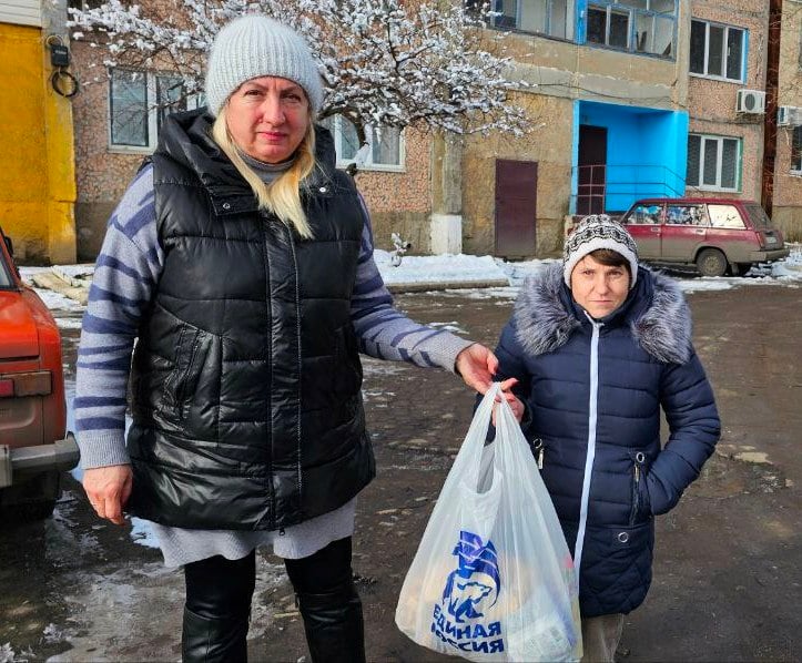 Сотрудники отдела жизнеобеспечения города Вахрушево, активисты партии «Единая Россия» в честь празднования старого Нового года организовали акцию, в рамках которой поздравили с праздником и вручили продуктовые наборы людям, оказавшимся в трудной жизненной ситуации.  "Мы понимаем, как важно в это время поддерживать друг друга и проявлять заботу о тех, кто нуждается в помощи", — отметили в ОЖО города Вахрушево  "Старый Новый год — это не только время праздников, но и возможность сделать добрые дела, оказать поддержку, подарить радость, заботу и внимание в этот особенный период."   Такие акции становятся важной частью социальной политики нашего округа, направленной на поддержку жителей и укрепление чувства общности.