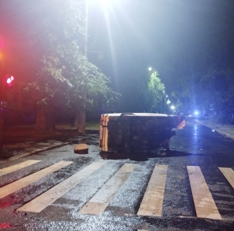 ‼ Полицейские устанавливают обстоятельства ДТП в центре Донецка 19 июля в 01:15 в Ворошиловском районе Донецка на пересечении ул. Щорса и пр. Гурова произошло дорожно-транспортное происшествие с участием автомобилей ВАЗ-2106 под управлением 25-летнего водителя и Volkswagen Golf под управлением 34-летнего водителя. В результате столкновения водители получили травмы и были доставлены в больницу. Сотрудники полиции проводят по факту данного ДТП проверку, в ходе которой будут установлены все детали инцидента.
