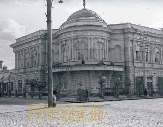 Вывеску «Детский мир» демонтировали со здания в центре. Историческое здание на перекрёстке Мира и Кирова построили в 1882 году для купца Гадалова. 4 года там работал универсальный магазин. Официальное название объекта культурного наследия «Торговый дом Шмандина. Неоренессанс, 1890–1900 г.». Как выглядело здание в разные эпохи смотрите на фото 1910-е, 1930-е, начало 1970-х, конец 1980-х, 1993, 2002, сегодня . Ранее мы рассказывали, что теперь ждёт легендарный дом в центре. Видео: Дарья Черкасская Фото: Красноярск исторический Подписаться Прислать новость