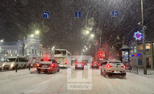 Владислав Шапша раскритиковал городские власти за зимнее содержание дорог    Сегодня на заседании областного правительства губернатор Владислав Шапша провел «разбор полетов» по поводу содержания дорог и тротуаров в зимний период в Калуге. Из-за гололедицы на днях в областном центре произошли две массовые аварии – на Гагаринском мосту и дамбе Яченского водохранилища. Ответ держал городской голова Дмитрий Денисов.  Неприятные события, привели к большому ущербу для автовладельцев. На этих участках дорог городские службы недоработали. На Гагаринском мосту посыпание было проведено, но слишком поздно. То же самое касается и дамбы. Мы внесли изменения в регламент. В эту ночь первое посыпание проведено в 18:50, с утра – в 4 часа. Всего за выходные израсходовано 383 тонны пескосоляной смеси, работало 20 единиц спецтехники.  Глава региона потребовал от городских властей активизировать работу в этом направлении и порекомендовал внимательно читать комментарии, которые оставляют граждане в соцсетях.  Люди достаточно откровенно пишут о том, с какими проблемами они сталкиваются. Необходимо, чтобы техника, которую мы дали вам возможность приобрести, не простаивала, постоянно находилась на улицах. Вчера был первый снегопад, и, если техника работала, люди должны были это увидеть. Я этого в информационном пространстве не увидел. Это тоже работа – информировать людей, как вы выполняете свои обязанности – надлежащим или ненадлежащим образом. Если такой работы не ведется, можно сделать вывод, что ее и нет. Разберитесь, наладьте работу с уборкой дорог от снега и посыпанием дорог. У вас такая возможность есть.    Прислать новость     Заказать рекламу