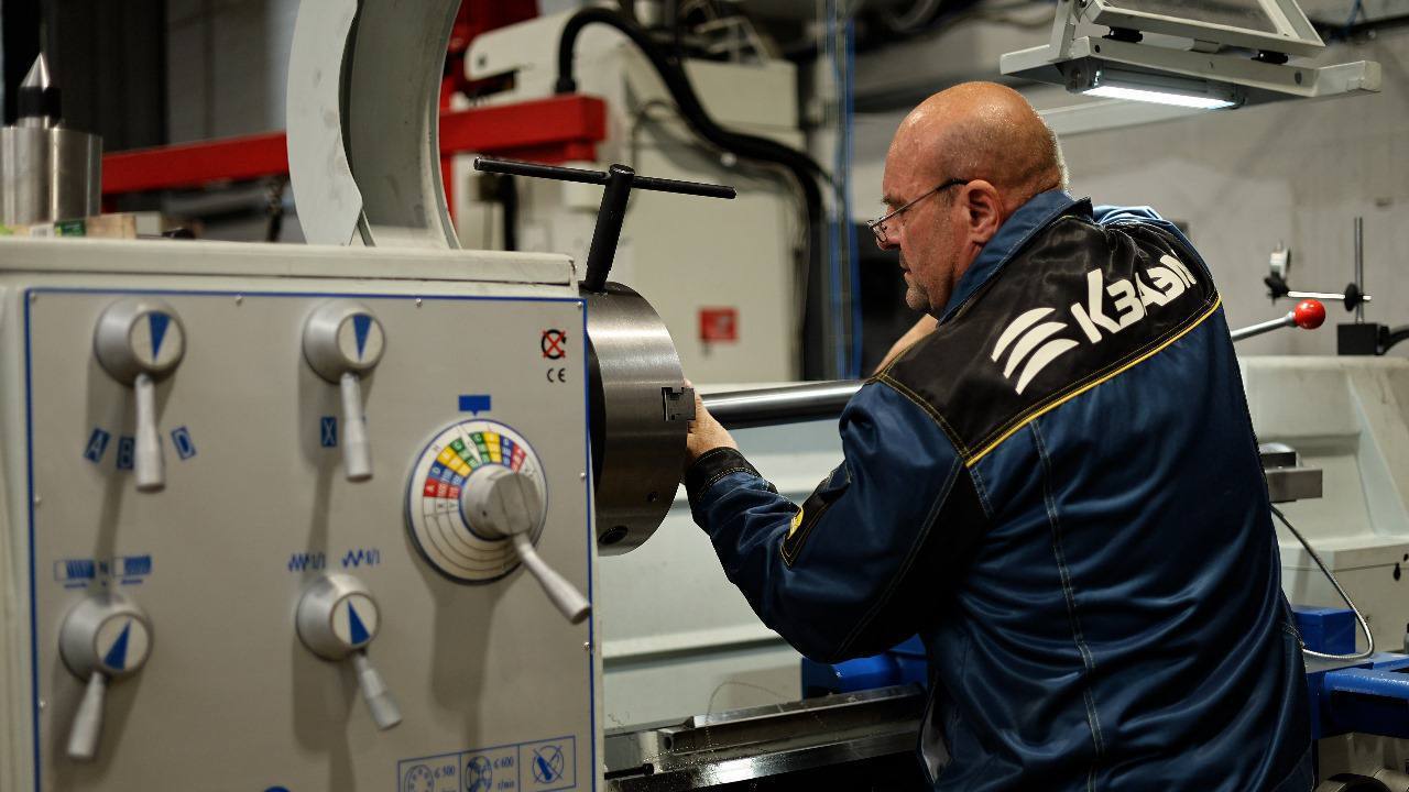 Калужская область усиливает позиции в атомном машиностроении Промышленный кластер атомного энергетического машиностроения Калужской области включен в реестр Министерства промышленности и торговли России Об этом сообщил губернатор региона Владислав Шапша отметив что это важное достижение для экономики области и результат совместной работы с федеральными ведомствами Якорными участниками кластера стали четыре предприятия Калужской области Калужский завод атомного энергетического машиностроения Калужский турбинный завод Воротынский энергоремонтный завод и компания 3Д К Также в кластер вошли предприятия ПТК Электросталь из Москвы и Силовые машины из Санкт Петербурга Включение в реестр Минпромторга дает компаниям доступ к дополнительным мерам поддержки Речь идет о субсидиях налоговых льготах и грантах которые помогут внедрять передовые технологии повышать эффективность производства и конкурентоспособность продукции Объединение крупных производителей позволит решать задачи по импортозамещению в производстве турбин и комплектующих а также по модернизации действующих энергетических установок Калужская область таким образом укрепляет статус центра компетенций в сфере инновационных и промышленных кластеров и делает еще один шаг к диверсификации экономики и укреплению технологического суверенитета страны в рамках нацпроекта Новые атомные и энергетические технологии Не грузит телеграм Подписывайся на наш канал в МАХ