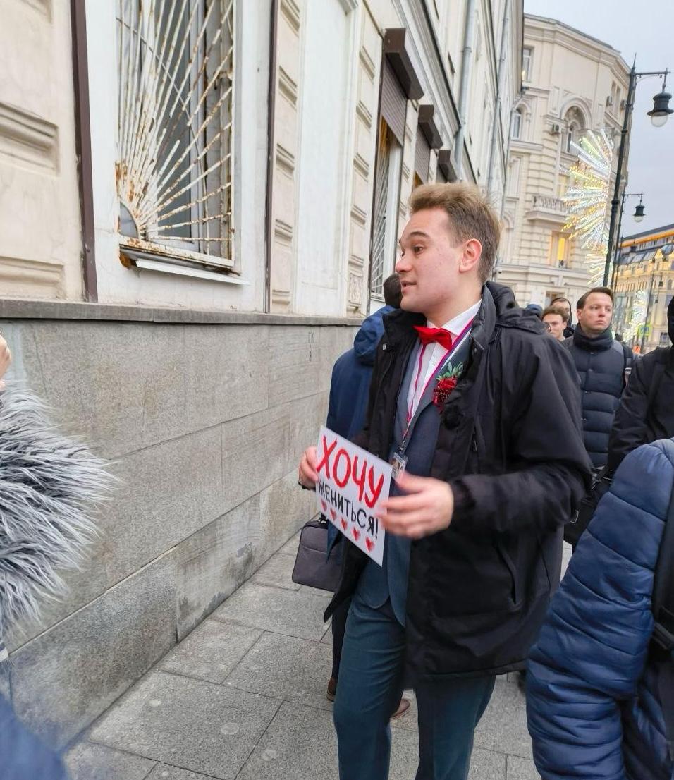 Журналист из Екатеринбурга Бажанов пришел к Гостиному двору с табличкой Хочу жениться
