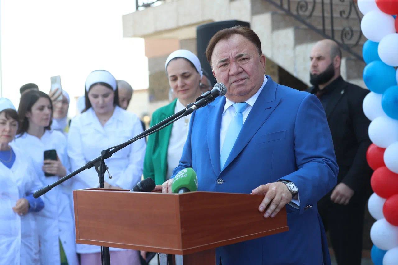 Новый центр психиатрической и наркологической помощи открылся в Ингушетии Плиево Назрановского района состоялось торжественное открытие Республиканского клинического центра психиатрии и наркологии РКЦПИН . Ключевые моменты: Центр рассчитан на 150 коек и оснащен современным оборудованием. Отделения для мужчин и женщин, детское психиатрическое отделение, дневной стационар, наркологические отделения с палатой интенсивной терапии. Реабилитационные возможности: тренажерный зал, кабинет психологической разгрузки, трудовая мастерская. Инновационные методики лечения, включая трехэтапную систему реабилитации наркозависимых. Создание более 400 рабочих мест. Пациентам больше не нужно выезжать за пределы республики для получения специализированной помощи. Глава Ингушетии Махмуд-Али Калиматов: «Этот центр – важный шаг в развитии системы здравоохранения республики. Мы продолжим работу по завершению других социально значимых объектов.» Плиево становится медицинским кластером: здесь уже есть онкологический и туберкулезный диспансеры, а в 2027 году планируется построить новую поликлинику. Центр уже принимает пациентов! Правительство Ингушетии