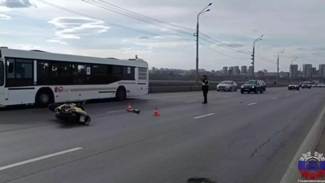 В Красноярске осудят отца-мотоциклиста, ребенок которого потерял ногу в аварии.  Следователи завершили расследование дела против 40-летнего красноярца. Его обвиняют в том, что он устроил на мотоцикле аварию с 10-летним сыном, которому затем оторвало ногу.  Как сообщает СК, мужчина решил прокатить сына на мотоцикле. При этом на ребенке из защиты был только взрослый мотоциклетный шлем.  На Октябрьскому мосту мужчина превысил скорость до 125 км/ч и совершал опасные маневры, поэтому влетел в автомобиль, который ехал попутно.  Ранее в ГАИ уточняли, что мотоцикл с врезался в «Мерседес», а затем влетел в металлическое ограждение моста.  Ребенок получил телесные повреждения, еще ему оторвало левую голень. Отца обвиняют в нарушении ПДД, повлекшее по неосторожности причинение тяжкого вреда здоровью. Максимальное наказание по этой статье — лишение свободы до двух лет.  Дело направили в прокуратуру для утверждения обвинения и последующего направления в суд.