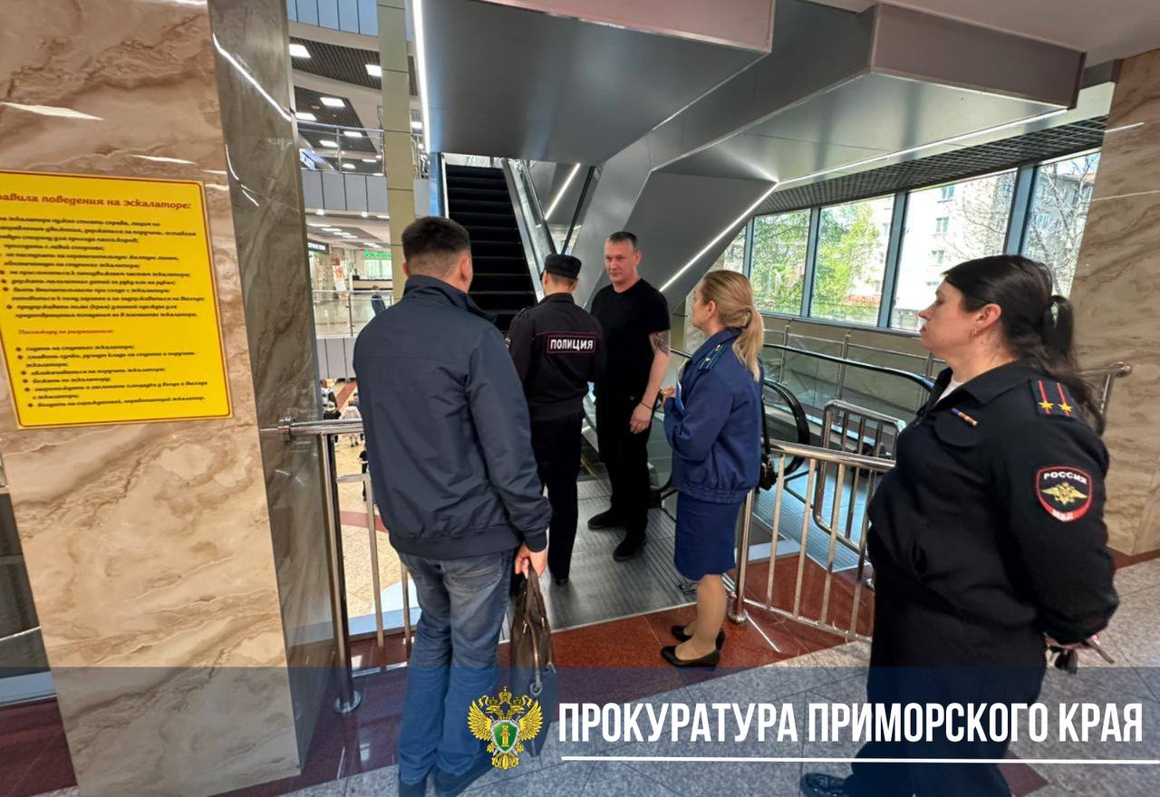 В Уссурийске эскалатор зажевал пальцы 1,5-годовалому ребёнку. Мальчика госпитализировали. Подробнее