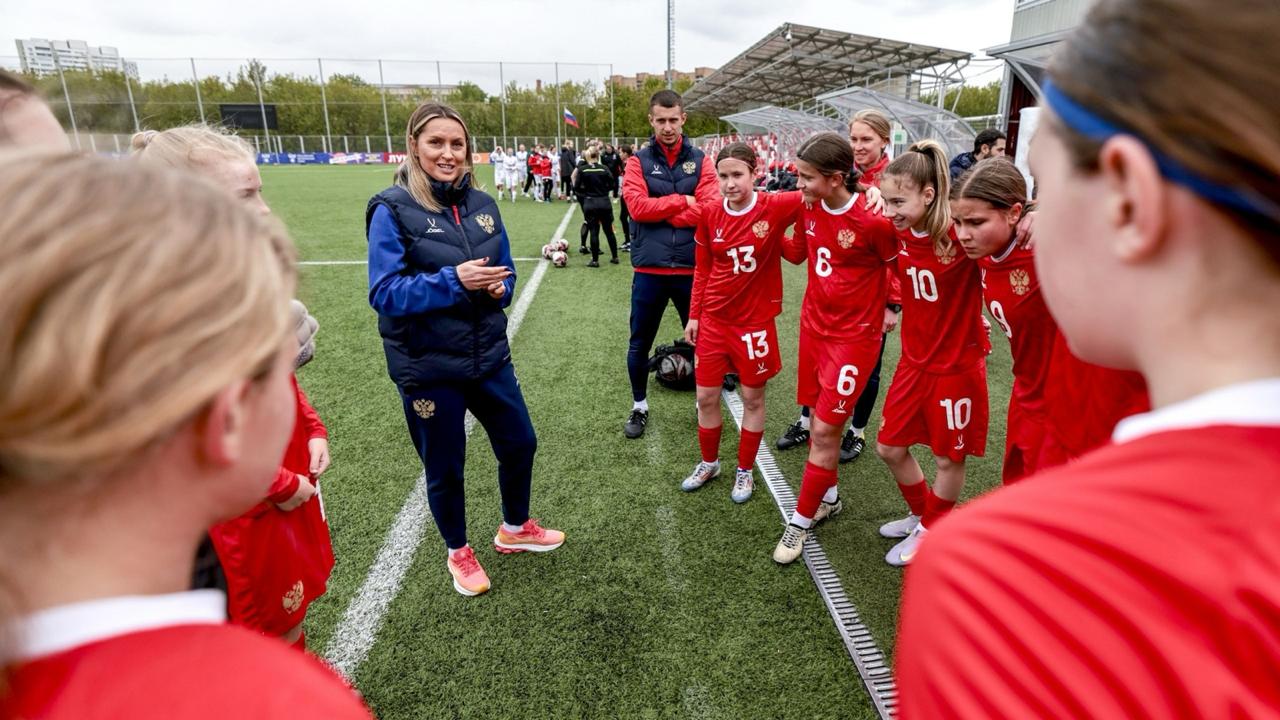 Женская юниорская сборная U15 проведет сбор в Москве  Младшая женская сборная соберется с 12 по 17 августа, тренировки будут проходить на полях академии «Спартак». Cбор состоится в преддверии Турнира развития УЕФА в Сербии, где команда U15 сыграет во второй половине сентября.  В Москве сборная сыграет два товарищеских матча: 15 августа с «Локомотивом» и 17 августа с ЦСКА. Оба соперника будут представлены командами U16.  В состав сборной на сбор вошли 23 игрока:  Вратари: Ева Блинова  «Алания» Владикавказ» , Ольга Царёва  «Рубин» Казань   Защитницы: Анастасия Оленева, Арсения Скачкова  обе – «Нижний Новгород» , Елизавета Иванова  «Омск-Красная звезда» , Дарья Кузнецова  «Ротор» Волгоград , Мария Лебедева  «Урал» Екатеринбург , Полина Липатова  «Акрон» Тольятти .  Полузащитницы: Самира Ахметвалеева, Ульяна Турцева  обе – «Рубин» Казань , Арина Бекетова  «Уфа» , Диана Ерёмина  «Кубань» Краснодар , Валерия Мальцева  «Звезда» Пермский край , Ксения Мулихина  «Нижний Новгород» , Нурия Нургишиева  «Краснодар» , Алена Сухих  «Урал» Екатеринбург , Милана Телеушева  «Оренбург» , Элина Жужукова  «Алания» Владикавказ .  Нападающие: Алина Крамаренко, Анастасия Синеокова  обе – «Факел» Воронеж , Малика Валиева  «Уфа» , Ксения Кондратьева  «Звезда» Пермский край , Анастасия Салмина  «Акрон» Тольятти .