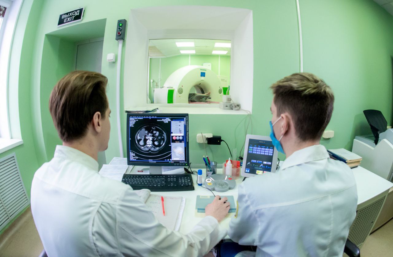 Челябинская рентгенология полностью перейдет на цифровой формат В Челябинской области кардинально обновят рентген аппараты Проект реализуется с 2025 году по инициативе Совета главных врачей при поддержке губернатора Алексея Текслера За прошлый год доля цифровых комплексов в медучреждениях области выросла с 38 до 56 На закупку нового оборудования и аппаратов для оцифровки уже работающей техники направили свыше 230 миллионов рублей из региональной казны Мы впервые реализовали в регионе большой проект цифровизации рентгеновского оборудования Все понимают насколько современные цифровые технологии повышают качество и скорость диагностики подчеркнул Алексей Текслер По словам главы областного минздрава Татьяны Колчинской цифровые установки не только улучшают качество изображения повышая точность диагностики но и сокращают время от начала обследования пациента и до получения окончательного результата Подписаться на vecherchel   Поддержать Читать в Мах