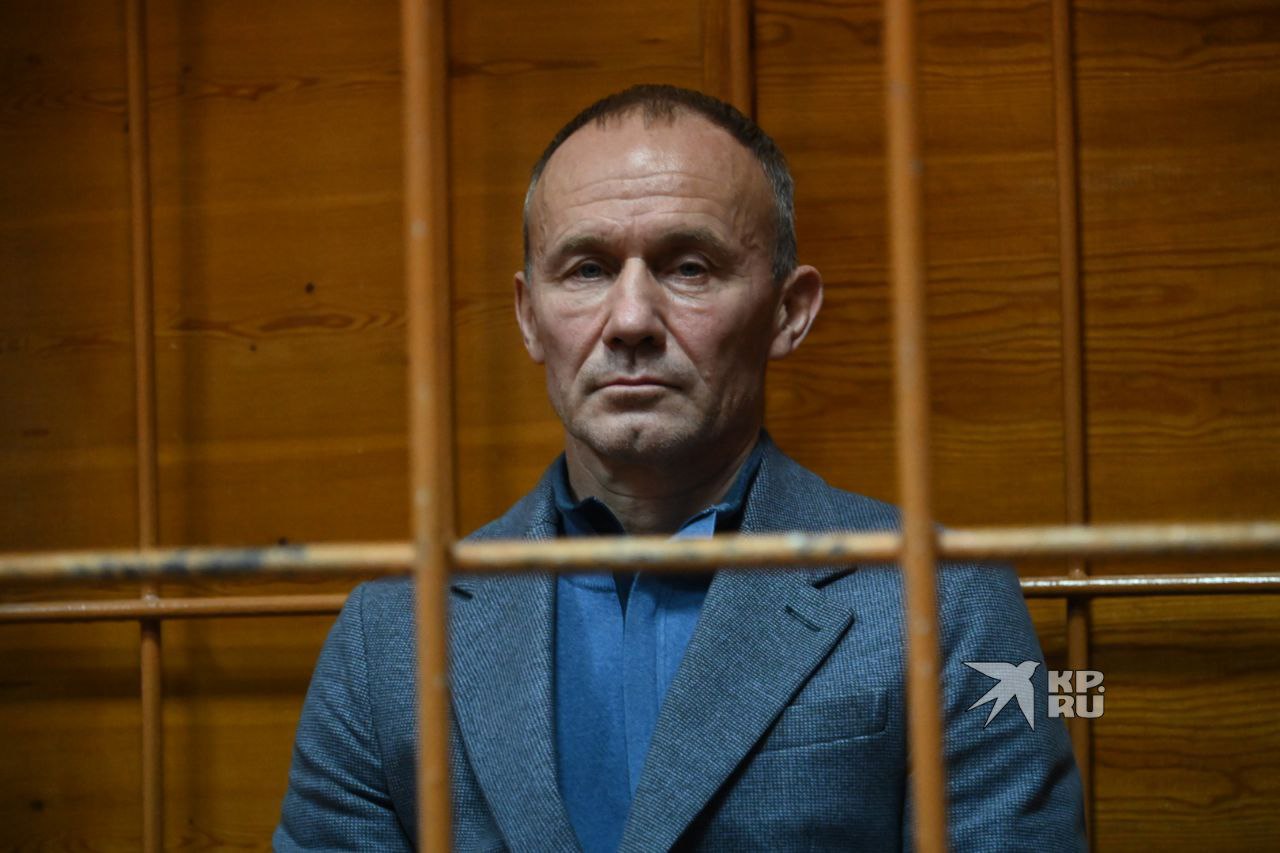 Бывшего вице губернатора Олега Чемезова вывезли в СИЗО Челябинска По словам защитников у экс чиновника случился приступ острого панкреатита вызывающий тяжелые последствия При этом никаких следственных действий с ним не проводили Не взирая на ухудшение здоровья Чемезова за время проведенное им в следственном изоляторе 1 Екатеринбурга следствие с целью оказания психологического давления изоляции Олега Чемезова от близких от защитников принимает решение перед праздниками в ночь на 4 ноября этапировать Чемезова в СИЗО 7 г Челябинска Несмотря на близость городов этап длился более суток в течение которых Чемезов имеющий из за болезней существенные ограничения в питании такие как необходимость частых приемов пищи употребление в пищу строго определенных продуктов имел возможность лишь пить теплую воду сообщила КП Екатеринбург адвокат Мария Кирилова Напомним бывшего вице губернатора обвиняют в хищении более миллиона рублей из казенных средств выделенных ОТСК Подпишись на КП Екатеринбург Мы в Max