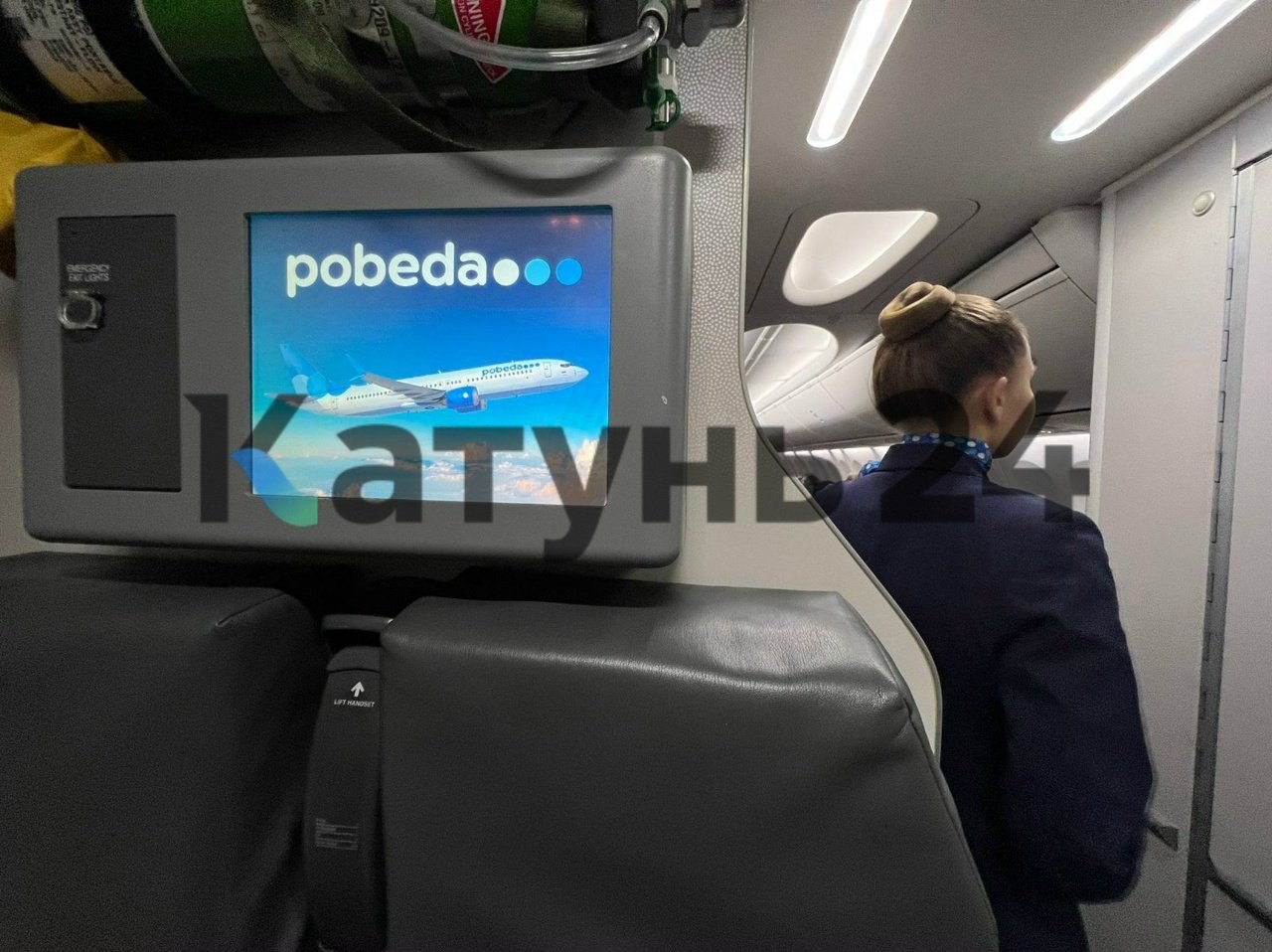 Авиакомпанию привлекли к ответственности за нарушение прав пассажиров в аэропорту Барнаула Барнаульская транспортная прокуратура проверила исполнение законодательства о защите прав потребителей авиационных услуг в деятельности ООО Авиакомпания Победа В ходе проверки установлено что в сентябре 2025 года в барнаульском аэропорту произошла задержка рейса в Москву Ее продолжительность превысила пять часов однако авиакомпания не обеспечила ожидающих пассажиров горячим питанием По инициативе транспортного прокурора Победу привлекли к ответственности по ч 2 ст 14 4 КоАП РФ оказание услуг с нарушением установленных законодательством РФ требований совершенное повторно Авиакомпания получила штраф в размере 30 тысяч рублей сообщает Западно Сибирская транспортная прокуратура