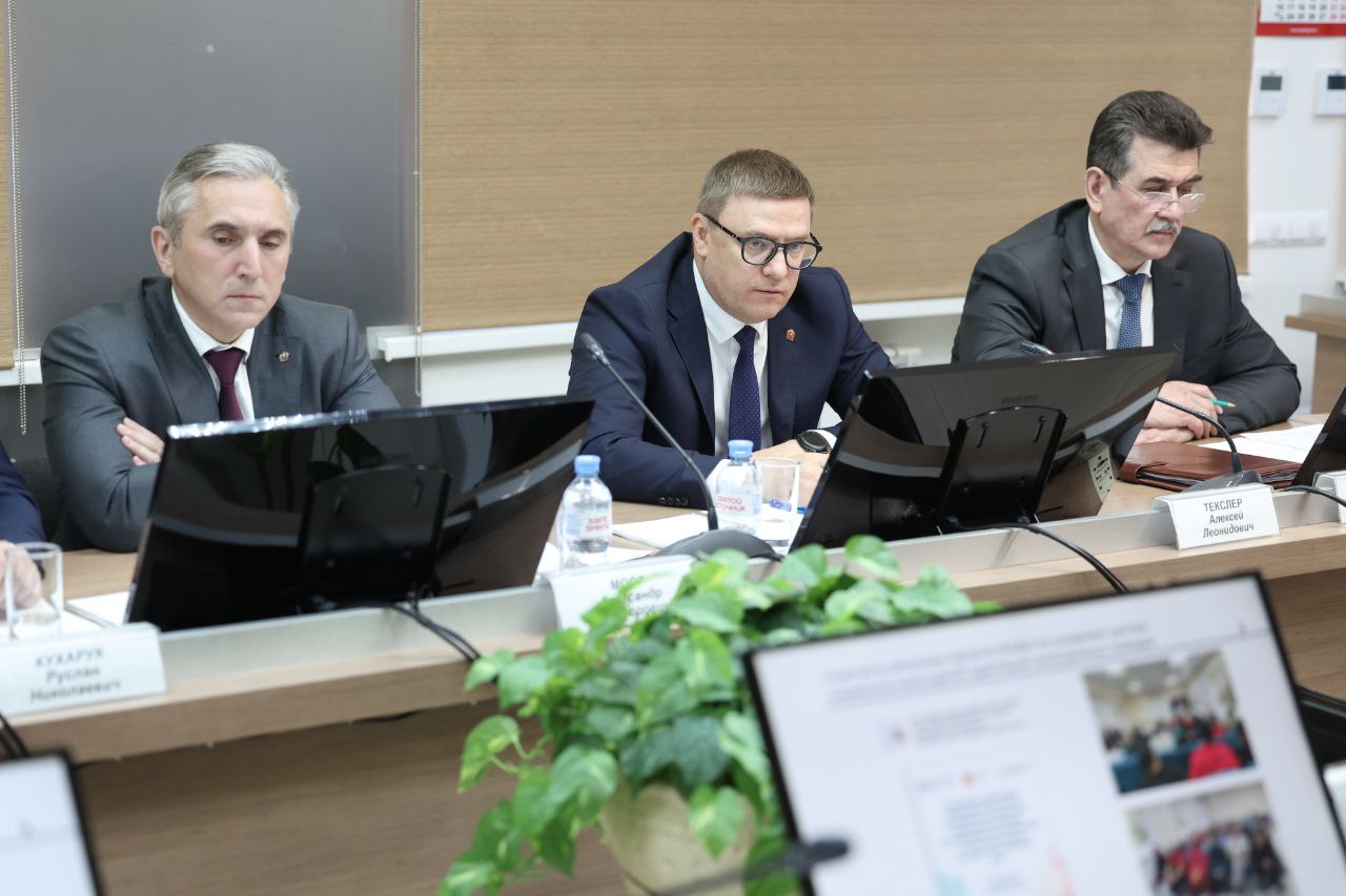 В рамках совещания Алексей Текслер проинформировал участников о работе недавно созданного на Южном Урале центра социально-культурной адаптации иностранных граждан. Это пилотный проект Федерального агентства по делам национальностей, который реализуется в пяти российских регионах. "На сегодня решены все вопросы материально-технического обеспечения, разработана программа, в том числе её региональная часть, сформирован состав преподавателей. Собственно, центр создан и его работа началась. Лекции уже прослушали уже более двух тысяч иностранных граждан, и эта работа продолжается. Центр заключил соглашения с работодателям, в том числе с крупнейшими, которые привлекают иностранных специалистов. Будем осуществлять мониторинг, как иностранные граждане будут себя вести дальше", - обозначил губернатор. Фото: Наиль Фаттахов, АО "Обл-тв"