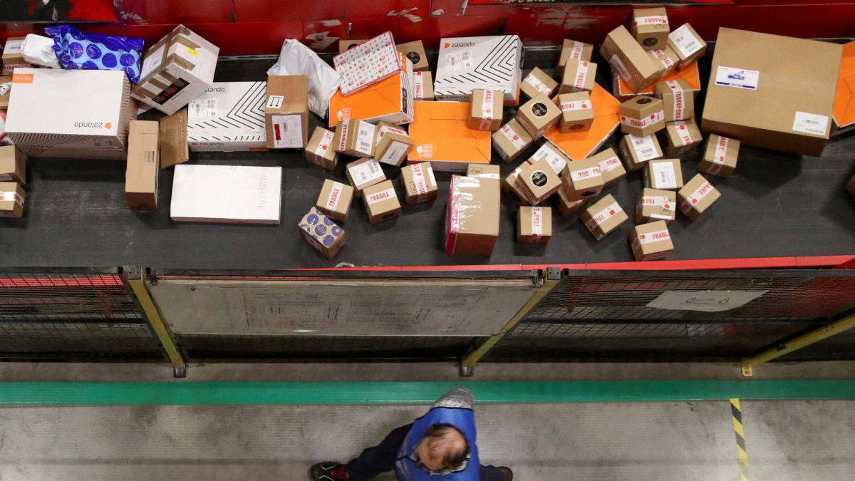 ЕС призвали освободить Турцию от отмены порога de minimis Представители турецкого бизнес сообщества обратились к ЕС с призывом освободить Турцию от предложения отменить таможенное освобождение de minimis для посылок на сумму до 150 Новые правила которые планируется ввести в 2026 году могут существенно повлиять на турецких мелких экспортеров особенно тех кто занимается электронной коммерцией Лидеры бизнеса Турции в том числе президент Стамбульской торговой палаты Шекиб Авдагич подчеркивают что их страна имеет глубокую цепочку поставок с ЕС и является партнёром по Таможенному союзу Они отмечают что отмена порога может нанести ущерб малому и среднему бизнесу особенно в секторах текстиля и одежды где растут e экспортные продажи Президент Турецкой ассамблеи экспортеров Мустафа Гюльтепе предупредил что отмена освобождения приведёт к росту конечных цен на турецкие товары в странах ЕС что снизит их конкурентоспособность В ответ бизнес предлагает компенсировать это усилением поддержки для экспортеров и сокращением логистических издержек чтобы сохранить привлекательность e коммерции для европейских рынков