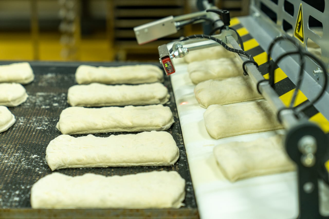 Производитель хорошо известной многим продукции под брендом Атяшево а также поставщик самых самых бюджетных СТМ на мясе мехобвалки для всех массовых сетей например вот таких ГК Талина запускает производство замороженного хлеба и пиццы Новый завод сможет выпускать почти 40 тысяч тонн пиццы и 3 тысячи тонн багета и чиабатты Направление высокомаржинальное ГК Талина многие годы плотно работает с сетями поэтому наладить сбыт труда не составит Да и колбасу для начинки в пиццу сами производят удобно producttoday