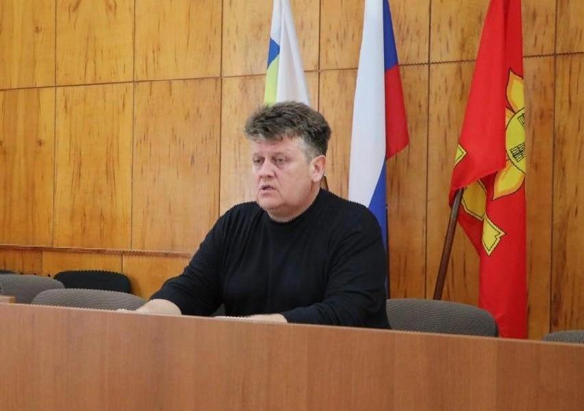 Глава Песчанокопского района ушел с должности Игорь Апольский, об этом он сообщил в своих соцсетях. Главой он был с 2021 года.  Свой телеграм-канал он передал врио главы администрации Алексею Кравцову. О рабочих планах Игорь Апольский не сообщил, связаться с ним не удалось.  Недавно мы общались с Апольским, когда серьезно пострадала станция Песчанокопская из-за налета БПЛА.        Напиши нам