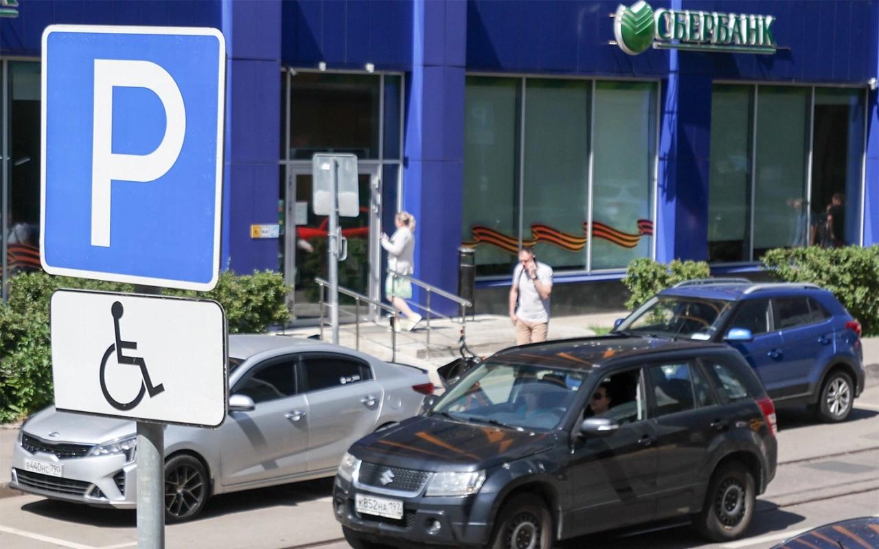 В ГД предложили способ борьбы с незаконной парковкой на местах инвалидов Председатель комитета Госдумы по труду социальной политике и делам ветеранов Ярослав Нилов внес законопроект который может передать полномочия ГАИ по эвакуации автомобилей за противоправную парковку на местах для инвалидов региональным властям Данную норму он предлагает распространить только на города федерального значения Москву Санкт Петербург и Севастополь а также Подмосковье Поправки предлагается внести в ст 23 79 КоАП органы исполнительной власти городов федерального значения Московской области Сегодня города федерального значения имеют полномочия по борьбе с нарушителями правил остановки и стоянки Во первых это нововведение позволит оперативно реагировать на нарушение прав граждан с ограниченными возможностями Во вторых это значительно разгрузит сотрудников Госавтоинспекции написал Нилов в своем телеграм канале