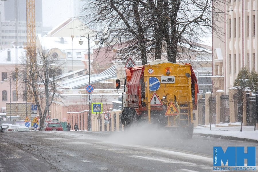 ГАИ призывает автомобилистов не мешать работе снегоуборочной техники Для обеспечения качественной расчистки автовладельцы не должны создавать помех при уборке снега неправильно припаркованными или брошенными вдоль обочин дорог машинами В случае отсутствия нарушений ПДД транспорт мешающий уборке снега инспекторы вправе переставить на очищенный участок дороги с помощью эвакуатора Минск Новости MINSKNEWS BY Telegram Viber FB VK Inst TikTok YouTube