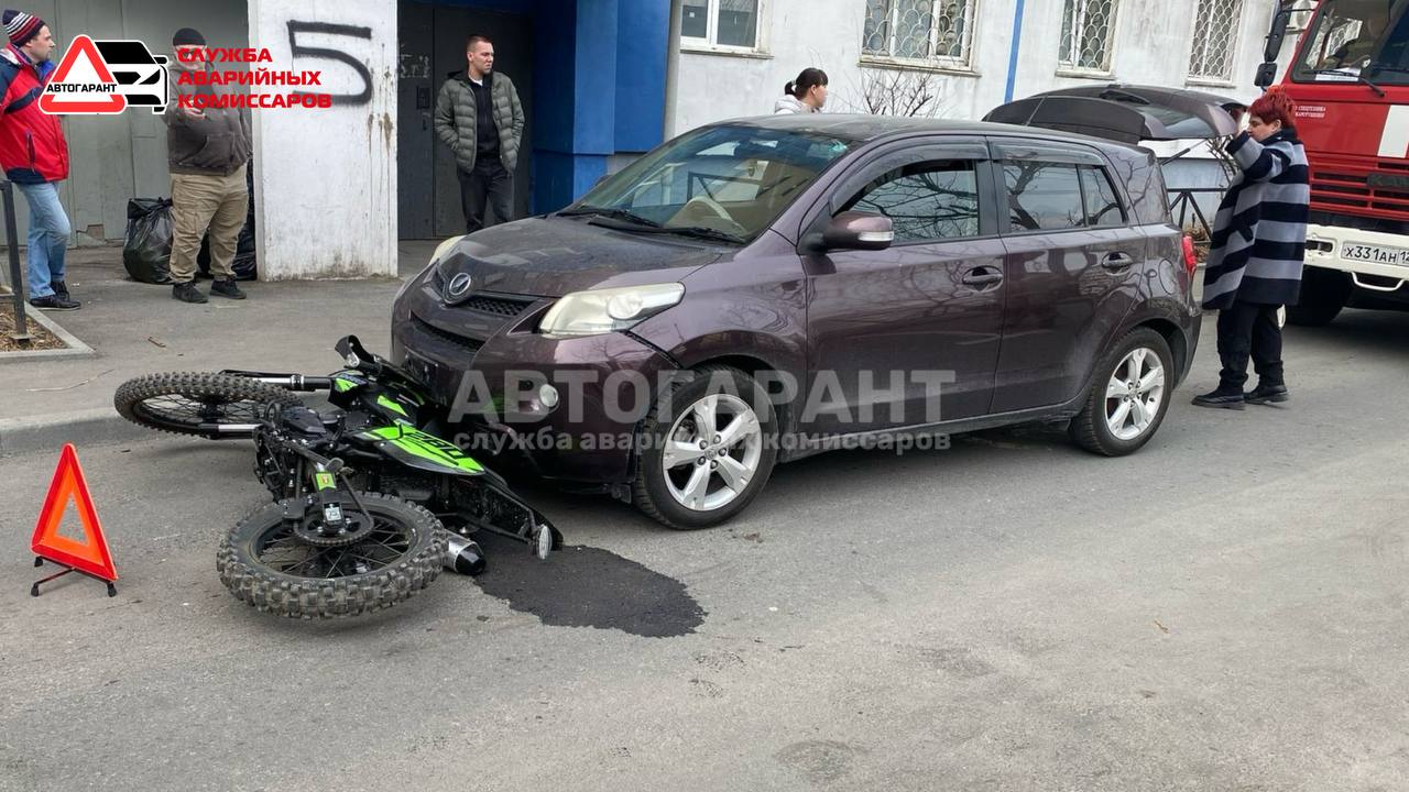 ДТП с мотоциклистом произошло в районе ул. Сабанеева, 13 во Владивостоке.  Рулевой мотоцикла двигался с ребенком  без шлемов во встречном направлении и совершил столкновение с Toyota Ist.  Сотрудники ГАИ составили административные материалы на мотоциклиста за управление незарегистрированным транспортным средством, за выезд на полосу встречного движения, а также за повторное управление транспортным средством в состоянии опьянения. Кроме того, водитель мотоцикла не имеет водительского удостоверения.  Медицинская помощь потребовалась водителю и ребенку-пассажиру мотоцикла.  Возбуждено уголовное дело по ч. 3 ст. 264 УК РФ  Фото: автогарант