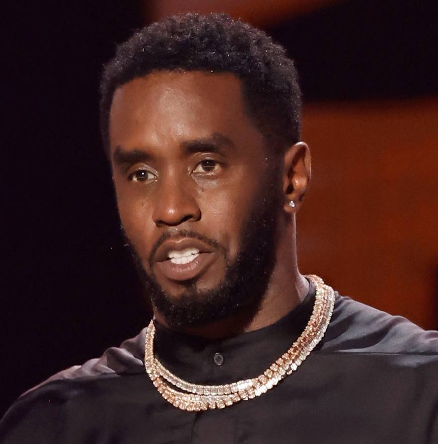 P Diddy в тюрьме стал помощником священника Об этом сообщает телеканал CBS News со ссылкой на источники В новые обязанности рэпера входит следить за церковной библиотекой убираться в кабинете священника и помогать ему вести учет Как отмечает CBS такая должность считается престижной Зачастую бывает что у заключенных есть отдельный кабинет с кондиционером NBС сообщает что P Diddy может выйти на свободу на год раньше ожидаемого срока так как проходит программу реабилитации от наркозависимости Мистер Комбс активный участник Программы помощи при наркозависимости в стационаре и с самого начала серьезно относился к процессу реабилитации Он полностью погружен в свою работу сосредоточен на личностном росте и стремится к позитивным переменам приводит NBC слова пресс секретаря P Diddy ВПШ