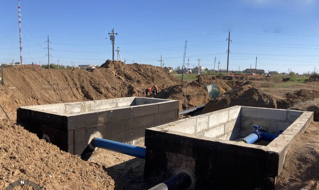 В Красноперекопске строят водоочистные сооружения мощностью 15 тысяч кубометров Сейчас здесь идут работы по устройству внутриплощадочных инженерных сетей, продолжается возведение административно-бытового здания и станции водоподготовки. Сооружения обеспечат качественной питьевой водой около 45 тысяч жителей Красноперекопска и поселений района. Готовность объекта составляет 70%. Ввести водоочистные сооружения в эксплуатацию планируют до конца 2025 года. #РеспубликаКрым