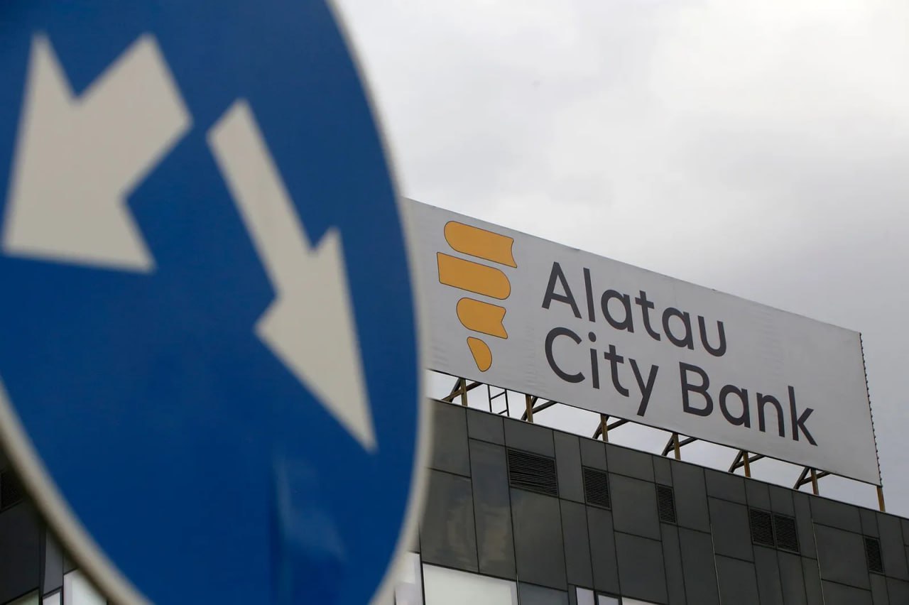 Казахстанский Alatau City Bank планирует вернуть государству 50 млрд тенге госпомощи Совет директоров банка принял решение выкупить именные купонные облигации без обеспечения выпущенные в рамках поддержания среднесрочной и долгосрочной ликвидности банка номинальной стоимостью 1 тенге в количестве 20 млрд штук в рамках обеспечения досрочного возврата государственных средств по инициативе банка выкупить именные купонные субординированные облигации без обеспечения конвертируемые в простые акции выпущенные в рамках участия банка в повышении финансовой устойчивости банковского сектора РК номинальной стоимостью 1 тыс тенге в количестве 30 млн штук в рамках обеспечения досрочного возврата государственных средств по инициативе банка