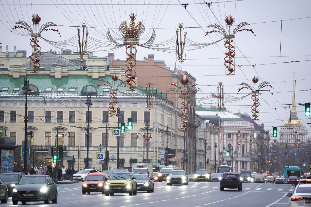 Имперские новогодние украшения разместили на Невском проспекте пятый год подряд Новогоднюю иллюминацию с коронами и шарами над Невским проспектом власти города используют с 2021 года Тогда ее появление объясняли 350 летием Петра I которое готовились отпраздновать в наступавшем 2022 м С тех пор иллюминацию размещали перед каждым Новым годом Согласно сайту госзакупок будут использованы и другие традиционные для города элементы оформления В частности знакомые световые композиции появятся на Доме журналиста ул Малой и Большой Конюшенных у Аничкова дворца пл Александра Невского БКЗ Октябрьский Зажечь центр города должны к 10 декабря Преимущественно прошлогодние элементы оформления будут использовать и в других районах Прежними останутся игрушки на главной новогодней ели на Дворцовой площади Ее собираются украсить к 20 декабря Рядом снова откроется большая горка для катания Ее уже начали монтировать а закончить должны к 13 декабря Что нового По подсчетам MR7 в этом году власти Петербурга готовы потратить на новогодние украшения порядка 1 4 млрд рублей это не окончательная сумма по некоторым закупкам еще ищут поставщиков В 2023 и 2024 годах оформление города стоило чуть больше 1 млрд рублей а до того не превышало 736 млн В итоговую сумму входит и закупка новых элементов оформления В частности на Конногвардейском бульваре появятся световые тоннели Екатерининский и Петровский а также шесть световых львов А в Центральном Адмиралтейском Петроградском и Московском районах к этим праздником должны разместить дополнительные 192 елки высотой полтора метра Фото Бумага Подписывайтесь на Бумагу и предлагайте новости
