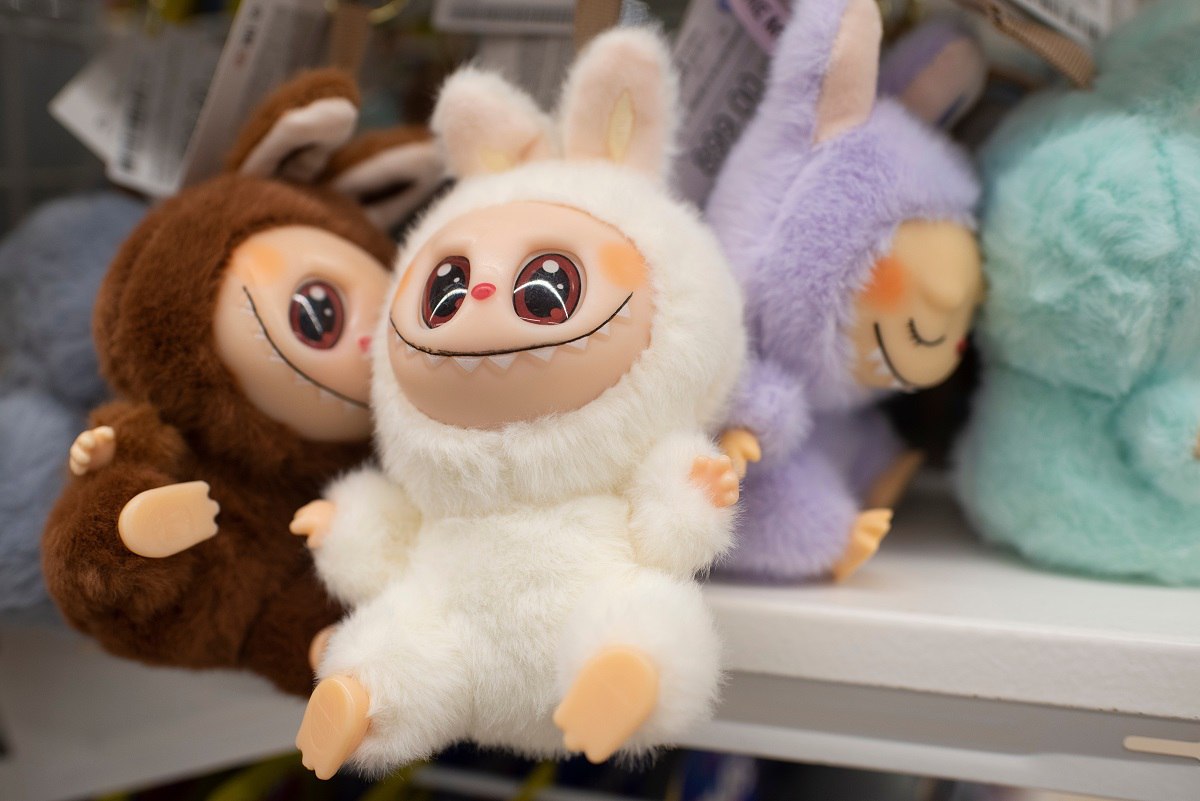 Прайм эра Слоняра Пу пу пу Медиалогия составила топ самых упоминаемых в соцсетях слов В рейтинг Слова года вошли ИИ сокращение от искусственный интеллект 22 305 9 тыс сообщений MAX новый российский мессенджер который был запущен в 2025 году 10 395 1 Лабубу популярный персонаж игрушка в виде зубастого монстрика эльфа с острыми ушами 4 569 5 Имба выражение восхищения крутой мощный сильный 4 558 3 Окак слово мем использующееся удивления или изумления часто в абсурдных или неожиданных ситуациях 3 110 Брейнрот феномен разложения мозга на фоне потребления низкокачественного контента также используется для обозначения некачественного контента притупляющего когнитивные способности 2 270 3 Промпт инструкция или запрос для нейросети 1 088 1 Сияй слово набрало популярность благодаря мему Мага сияй является мотивационным кличем призывающим не сдаваться и сиять в трудных ситуациях 1 018 7 Слоняра эволюция мема Наш слон является выражением одобрения и позитивной оценкой 1 007 7 Прайм эра означает период наивысшего расцвета успеха и пика возможностей человека 716 8 Свага означает крутость уверенность стиль и харизму 590 Интервидение международный музыкальный конкурс 512 4 Пу пу пу выражение мем в зависимости от обстоятельств грусти удивления разочарования 293 2 Договорнячок заранее согласованный исход какого либо события в обход правил предшествующих договоров или открытой конкуренции 273 4 Слоп мусорный контент созданный ИИ 150 9 Период исследования январь ноябрь 2025 года Признавайтесь значение всех слов знали Наш редактор меньше половины Подписаться на РБК Деньги Фото Shutterstock ликбез рейтинг