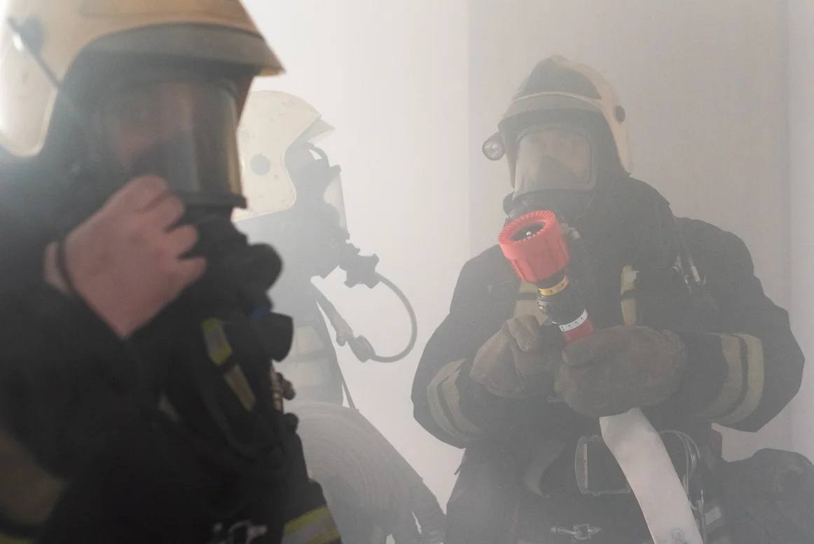 В Самарской области возбуждено уголовное дело о гибели 8 летней девочки при пожаре Следственное управление СКР по Самарской области возбудило уголовное дело после смерти ребенка при пожаре в Чапаевске По данным МЧС о пожаре в частном доме на ул Суворова стало известно 27 декабря в 20 17 Площадь пожара составила 70 кв м В 20 44 была объявлена локализация в 21 05 ликвидация возгорания Погибла 8 летняя девочка Пострадали 3 человека По предварительной версии пожар произошел из за неосторожного обращения с огнем Следственным отделом по Чапаевску следственного управления СКР по Самарской области возбуждено уголовное дело по ст 109 УК РФ причинение смерти по неосторожности Проведен осмотр места происшествия назначены первоначальные судебные экспертизы kommersant volga